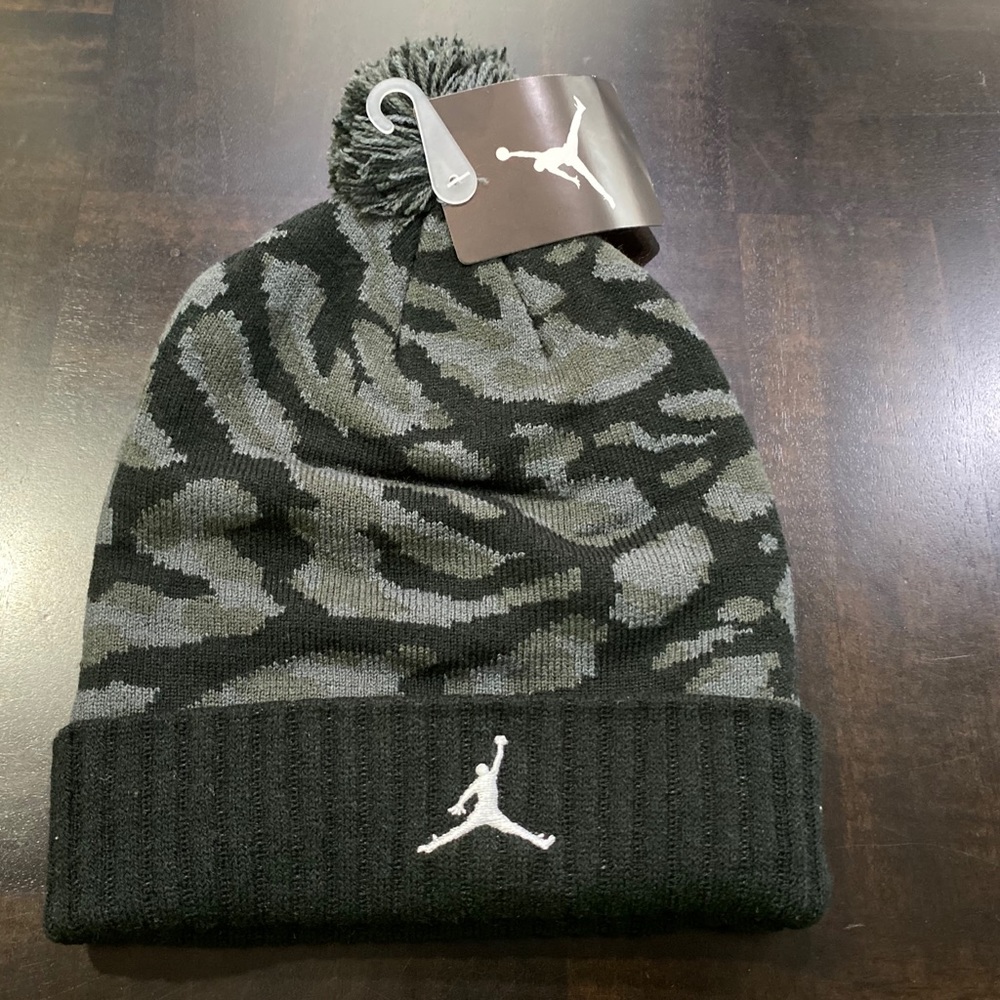 AIR JORDAN BEANIE POM BLACK/GRAY - Picture 2 of 5